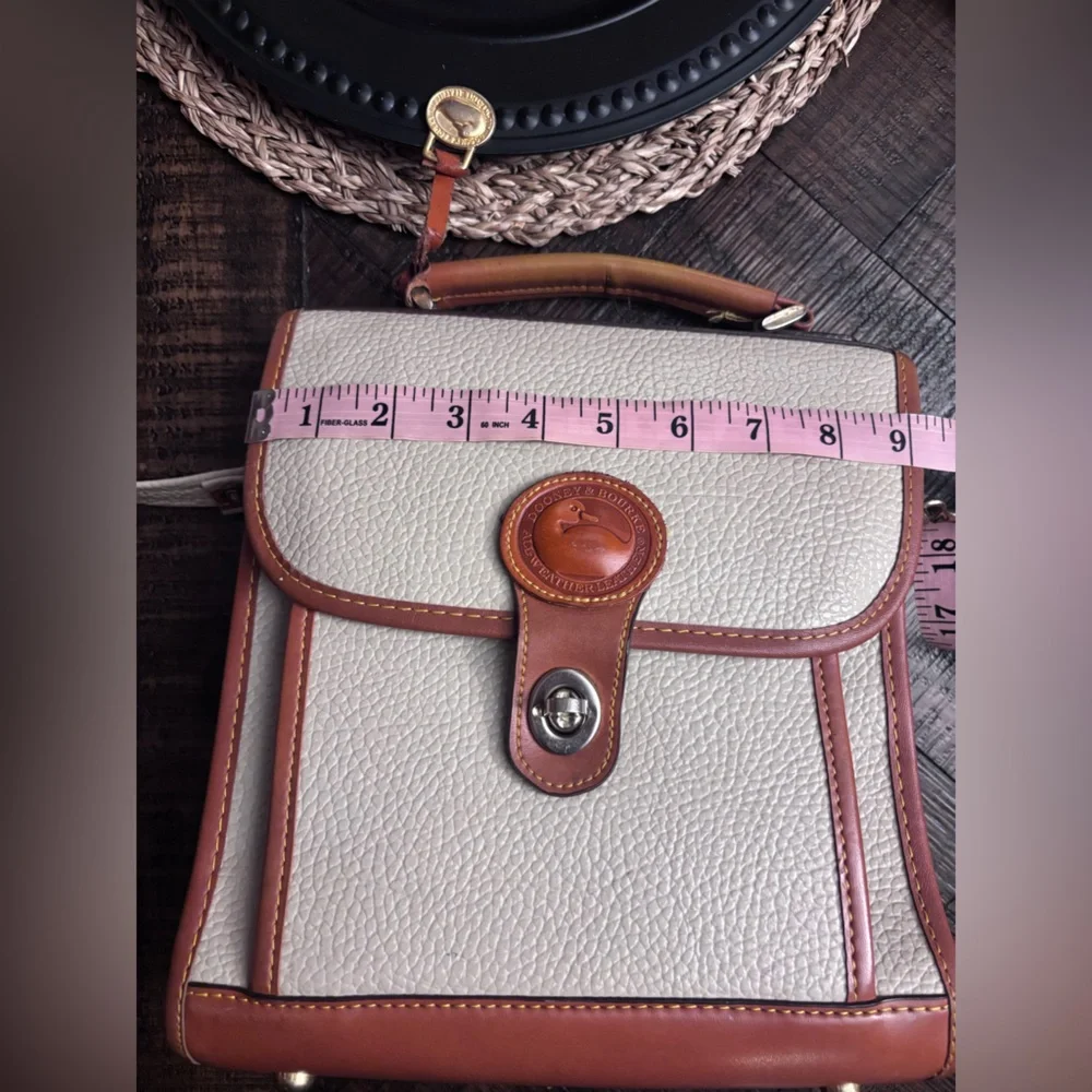Vintage Dooney & Bourke all  weather leather  crossbody Bag🤩